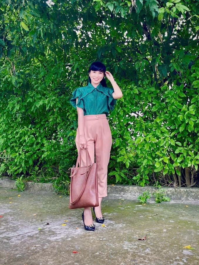 Phương Huyên áo xanh ngọc giữa vườn cây
